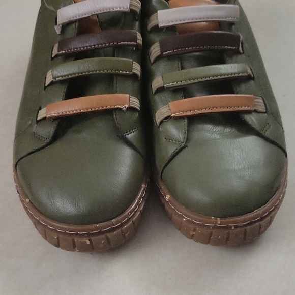 Spring Step Olive Green Leather Flats - Picture 5 of 11
